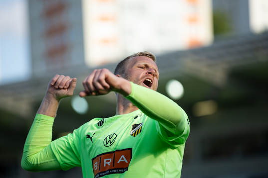 Häckens målvakt Peter Abrahamsson jublar
