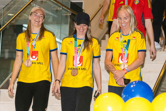 Magdalena Eriksson, Kosovare Asllani, and Caroline Seger of