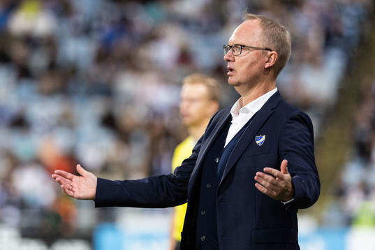 IFK Norrköpings tränare Glen Riddersholm reagerar