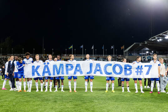 IFK Norrköpings spelare med en banderoll tillägnad Jacob