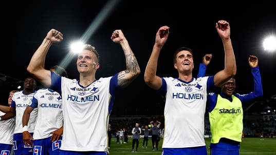 IFK Norrköpings spelare med Marco Lund Nielsen och Carl Björk jublar