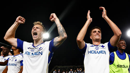 IFK Norrköpings spelare med Marco Lund Nielsen och Carl Björk jublar