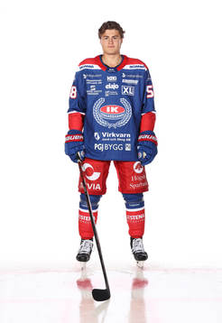 Oskarshamns Hugo Jonassonposerar för ett porträtt