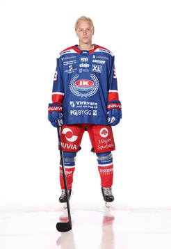 Oskarshamns Oskar Asplundposerar för ett porträtt