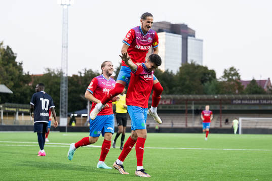 Helsingborgs Amar Muhsin, Helsingborgs Charlie Weberg och Helsingborgs Ervin Gigovic jublar efter 0-2
