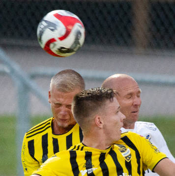 IFK Hässleholms Olle Kjellman Olblad och Axel Henriksson nickduellerar med Halmstads Andreas Johansson i matchen i Svenska Cupen mellan IFK Hässleholm och allsvenska Halmstads BK i Hässleholm 23 augusti 2023.