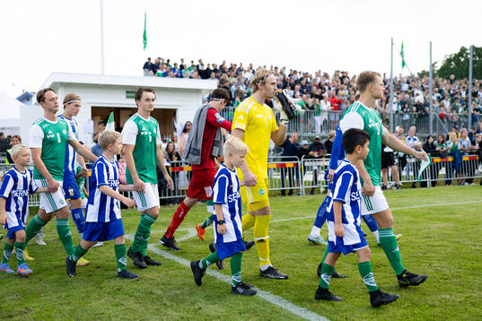 IK Zeniths och IFK Göteborgs spelare på väg in på
