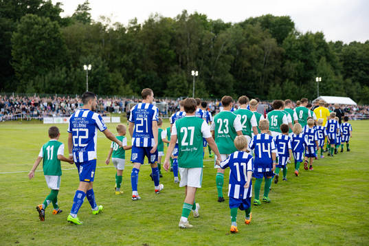 IK Zeniths och IFK Göteborgs spelare på väg in på