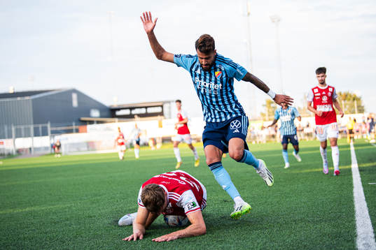 Sandvikens IFs Emil Engqvist och Djurgårdens Rami Kaib