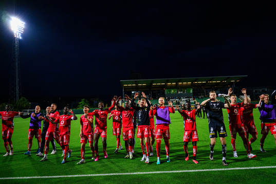 Elfsborg spelare jublar med supportrarna