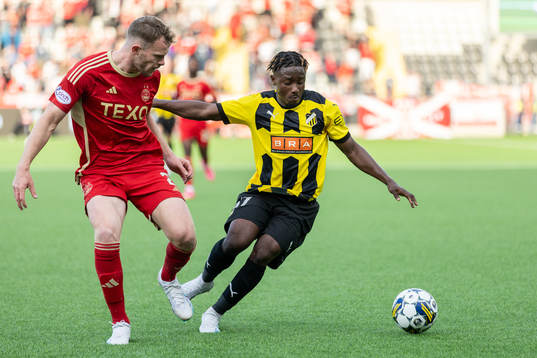 Nicky Devlin of Aberdeen and Ibrahim Sadiq of Häcken