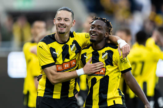 Amor Layouni celebrate with Ibrahim Sadiq of Häcken after scoring 1-0