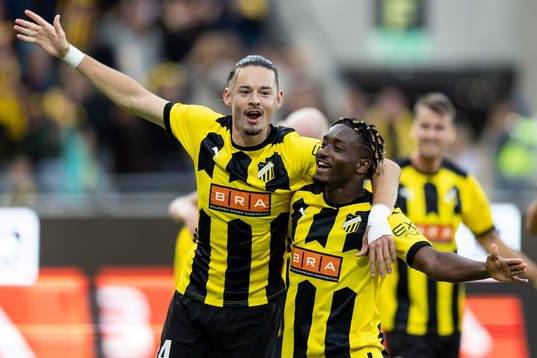 Amor Layouni celebrate with Ibrahim Sadiq of Häcken