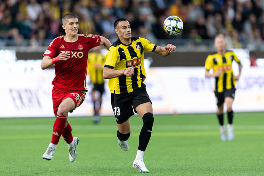 Slobodan Rubezic of Aberdeen and Srdjan Hrstic of Häcken