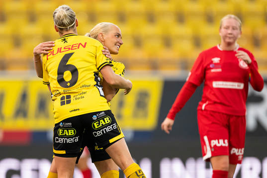 Elfsborgs Tea Skoglund jublar med Linda Westberg Carlsson