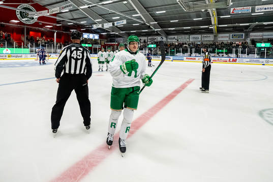 Rögles Johannes Johannesen jublar