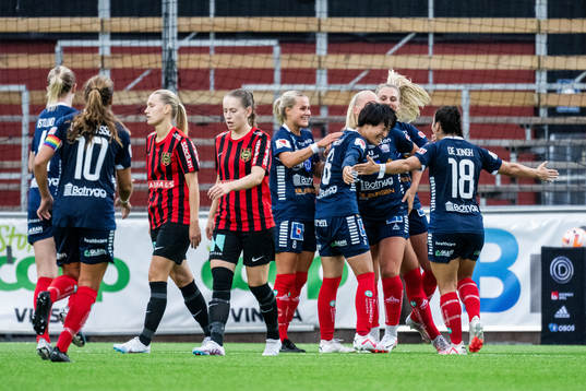 Linköpings Saori Takarada jublar med lagkamrater efter 1-3