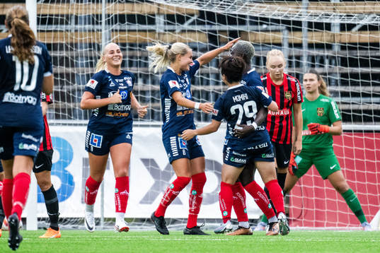 Linköpings Michaela Abam jublar med lagkamrater efter 1-4