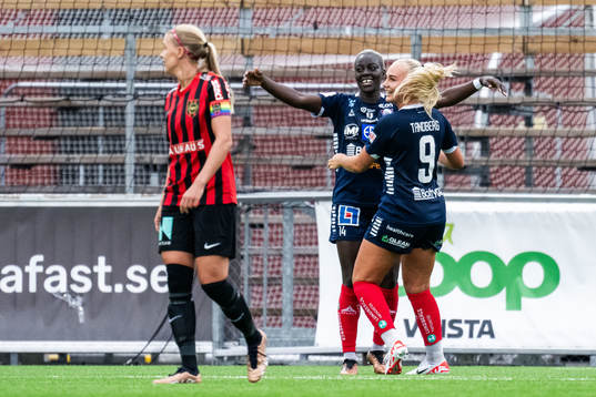 Linköpings Michaela Abam jublar med Cathinka Tandberg efter 2-5
