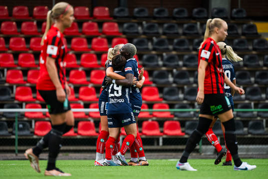 Linköpings Cathinka Tandberg jublar med Yuka Momiki och Michaela Abam efter 0-2