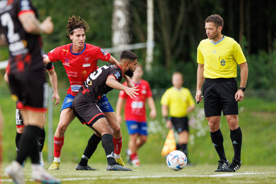 Tvååkers Marcus Jönsson och Trollhättans Suleman Zurmati