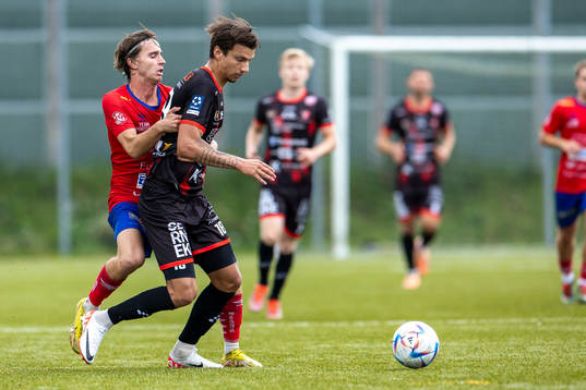 Tvååkers Marcus Jönsson och Trollhättans Kevin Rodeblad Lowe