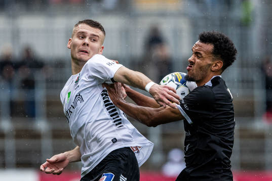 Örebros Jake Larsson och Västerås SKs Alex Douglas