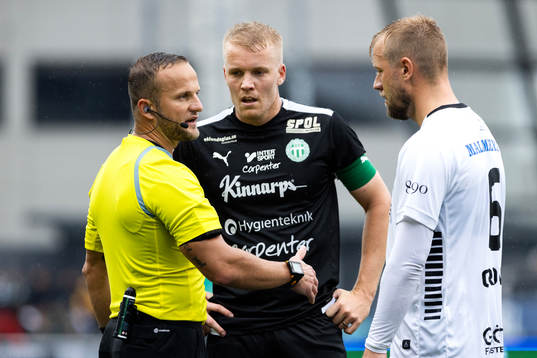 Domaren Rinon Hasani pratar med Västerås SKs Simon
