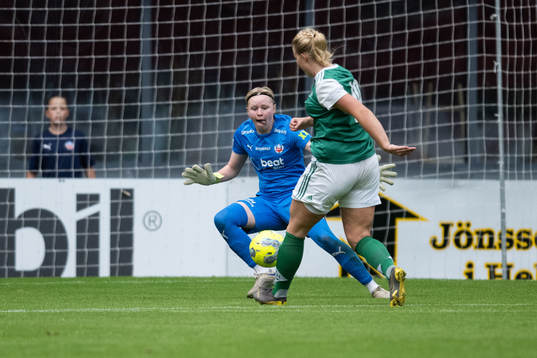 Helsingborgs målvakt Hannah Tegestål och IK Zeniths Sandra Mannerstråle