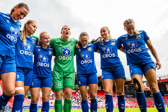 Trine Skjelstad Jensen, Maria Fink, Kamilla Melgård, Kirvil Odden Sundsfjord, Anna Linnea Palm, Iselin Sandnes Olsen and Jenny Kristine Røsholm Olsen of Lyn ahead of the Toppserien football match between Brann and Lyn on August 26, 2023 in Bergen.