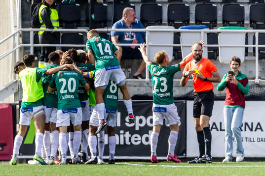 Brages Ieltsin Jeronimo Semedo Camoes jublar med lagkamrater