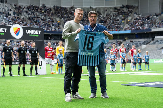 Victor Edvardsen hyllas med en tröja av Djurgårdens