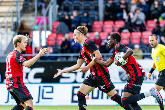 Östersunds Sebastian Karlsson Grach jublar med Simon