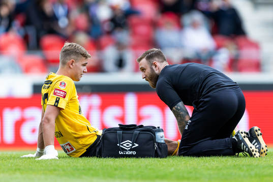 Örgrytes målvakt Mathias Nilsson får vård