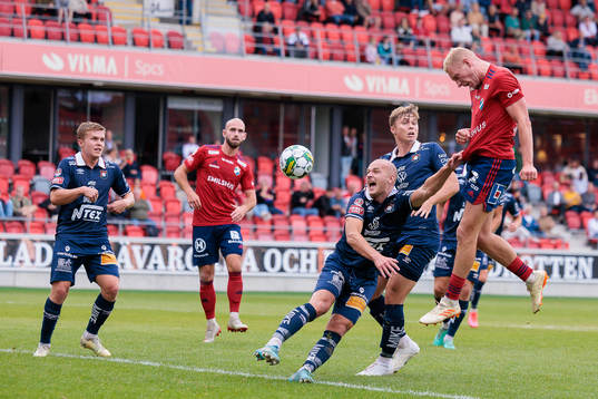 Örgrytes Jonathan Drott i kamp med Östers Adam Bergmark Wiberg