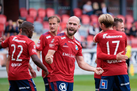 Östers Sebastian Hedlund jublar efter mål 2-0