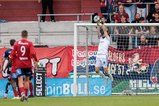 Östers målvakt Miloje Prekovic gör en räddning