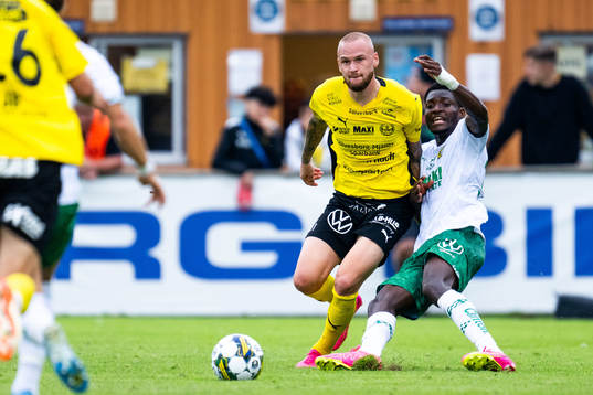 Hammarbys Nathaniel Adjei och Mjällbys Adam Ståhl