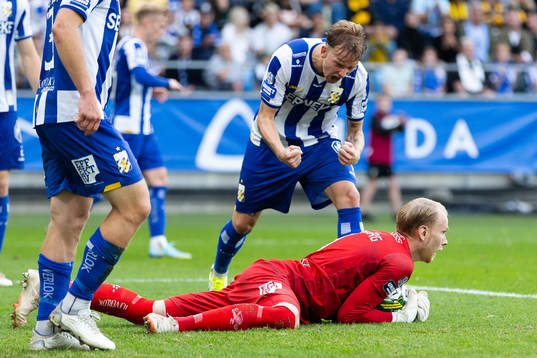 IFK Göteborgs Sebastian Hausner jublar åt målvakt Pontus Dahlbergs räddning