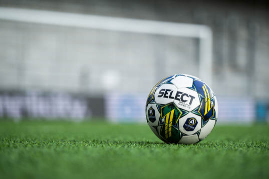 Select matchboll på planen innan fotbollsmatchen i