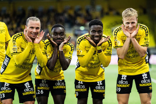 Elfsborgs Niklas Hult, Emmanuel Boateng, Michael Baidoo och Jeppe Møldrup Okkels jublar efter 3-0