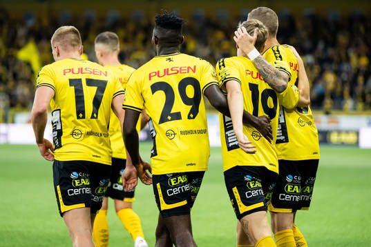 Elfsborgs Jeppe Møldrup Okkels jublar med lagkamrater efter 3-0