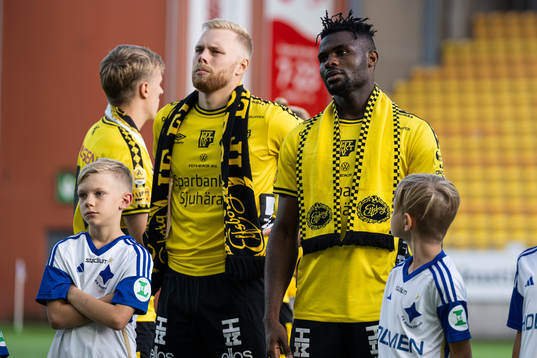 Elfsborgs Sveinn Guðjohnsen och Ibrahim Buhari med halsduk