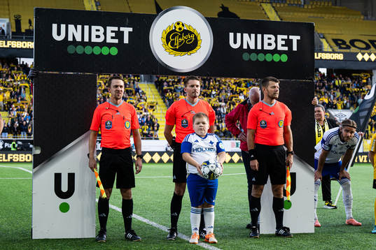 Domare Joakim Östling med assisterande domare Niclas Ivarsson och assisterande domare Christian Tennstedt