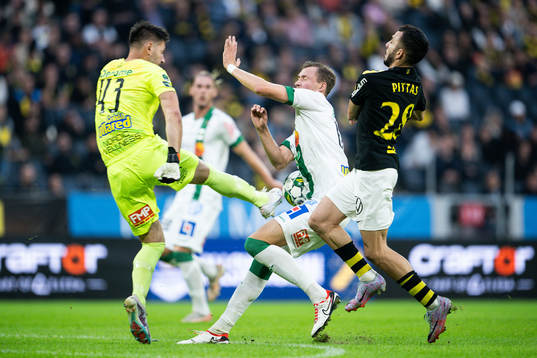 AIKs Ioannis Pittas mot Varbergs målvakt Stojan Lukic och