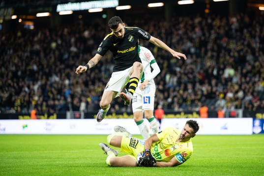 AIKs Ioannis Pittas och Varbergs målvakt Stojan Lukic