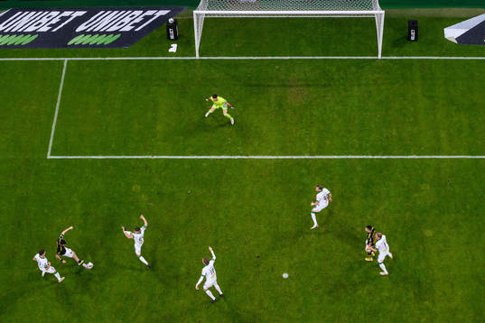 AIKs Ioannis Pittas gör 1-0 på Varbergs målvakt Stojan