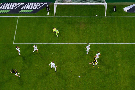 AIKs Ioannis Pittas gör 1-0 på Varbergs målvakt Stojan