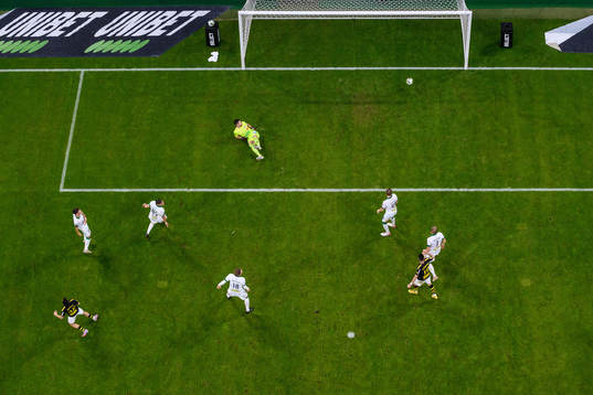 AIKs Ioannis Pittas gör 1-0 på Varbergs målvakt Stojan