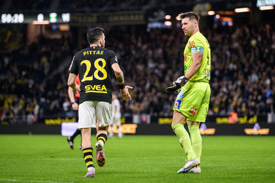 AIKs Ioannis Pittas och Varbergs målvakt Stojan Lukic